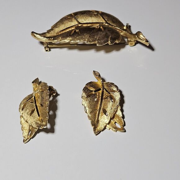 BSK Vintage Gold Plated Leaf Brooch & Clip-on Earring Set - Picture 9 of 15